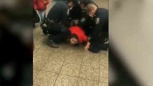 Nyc police arrest mom in nyc subway for temporarily not wearing face mask