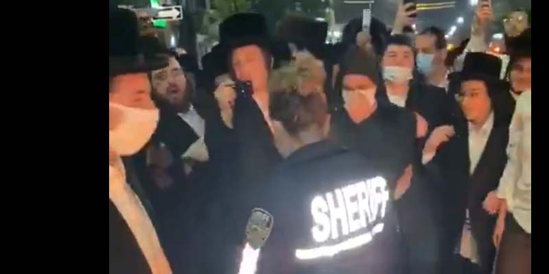Brooklyn Orthodox Jews Protest Cuomo Cluster Shutdowns, $15,000 Mass Gathering Fines