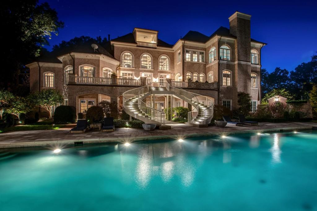 Kelly Clarkson's $7.5 Million Mansion Up for Sale After Divorce...Take a Look