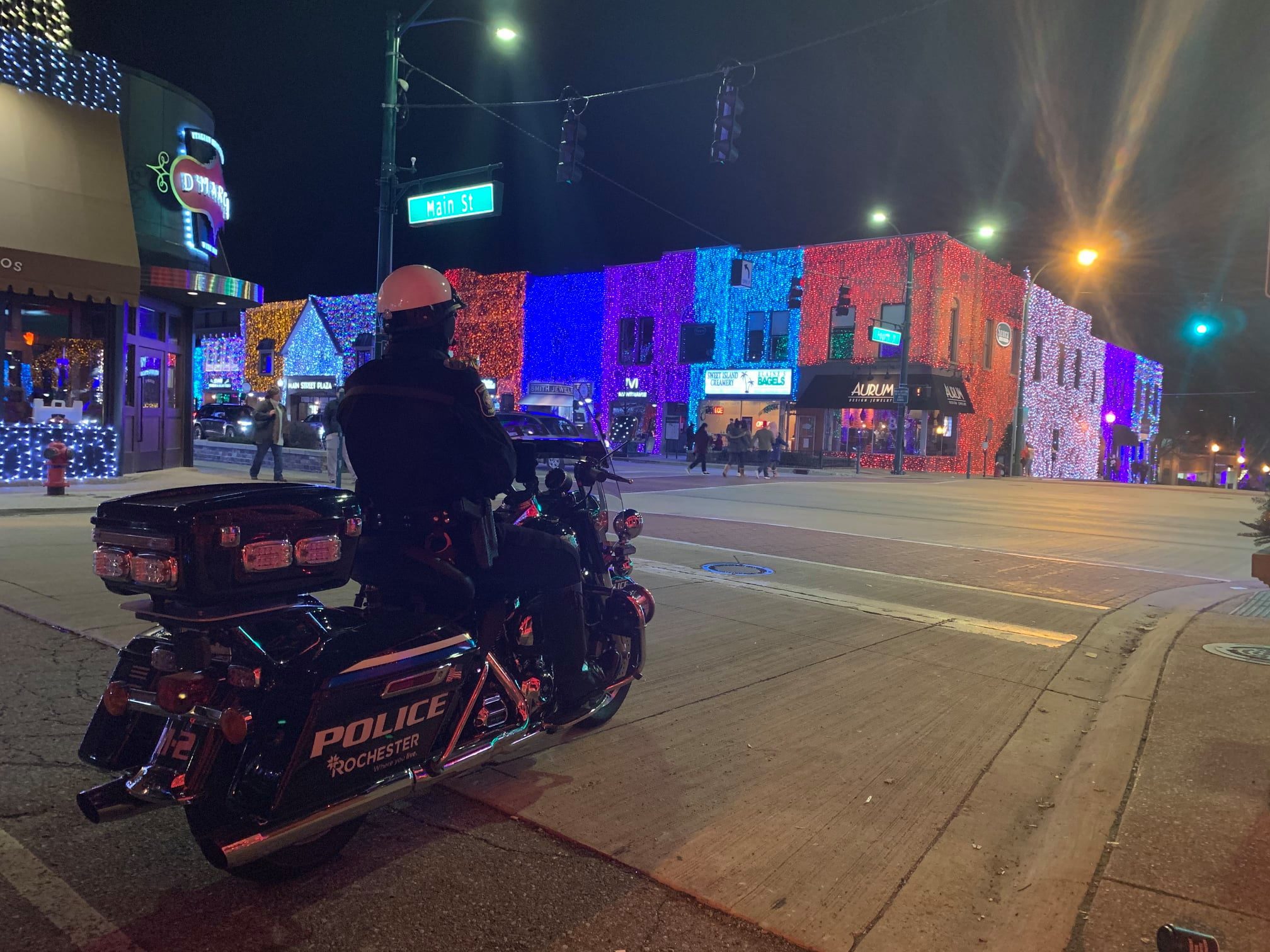 Rochester Police warn motorists to watch for pedestrians during downtown holiday season, light show