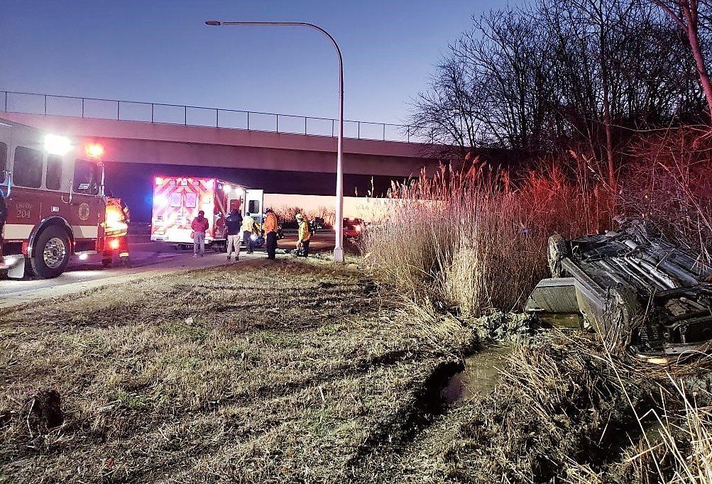 New Castle paramedics respond to two overturned vehicles in crash on I-495