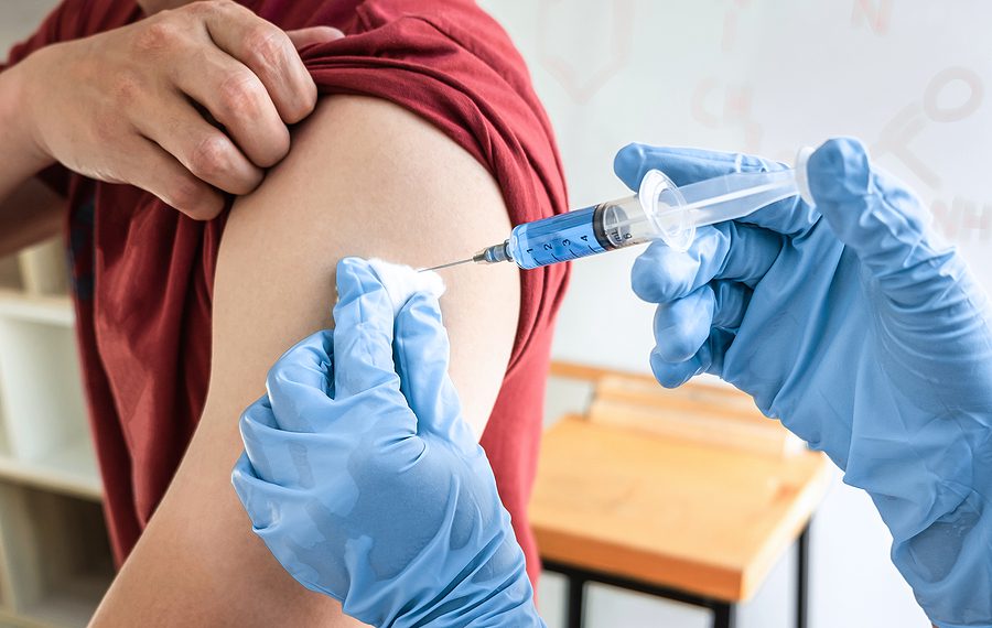 Top U.S. health officials tell White House to pause booster shot plan