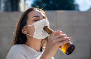 Australia bans people from removing masks while drinking alcohol outdoors Australia bans people from removing masks while drinking alcohol outdoors