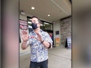 Super smooth trader joe's manager successfully deals with anti-mask karen