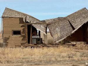 Man eluding police in U Haul smashes right through old farmhouse house Dukes of Hazzard style