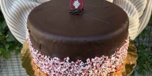 Cold stone creamery serving moms, dads and grads ice cream cake