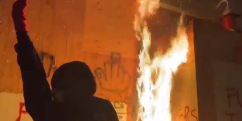 Leftist rioters attack, set fire to Portland federal building with officers inside