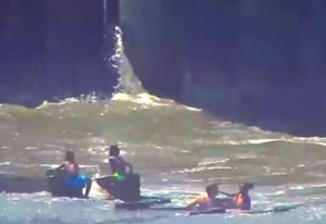 Watch as police and beachgoers rescue children in distress in ocean off atlantic city beach