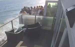 6 people injured after an overcrowded balcony collapsed beneath them 6 people injured after an overcrowded balcony collapsed beneath them