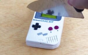 How this cake boss made an incredibly realistic Game Boy cake