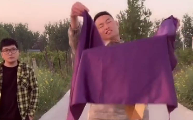 Chinese magician's incredible floating table trick uncomfortably exposed