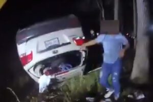 Watch: hero cop lifts car with his hands to rescue woman trapped
