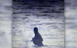 Texas border patrol agent confronts armed smugglers