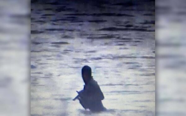 Texas border patrol agent confronts armed smugglers