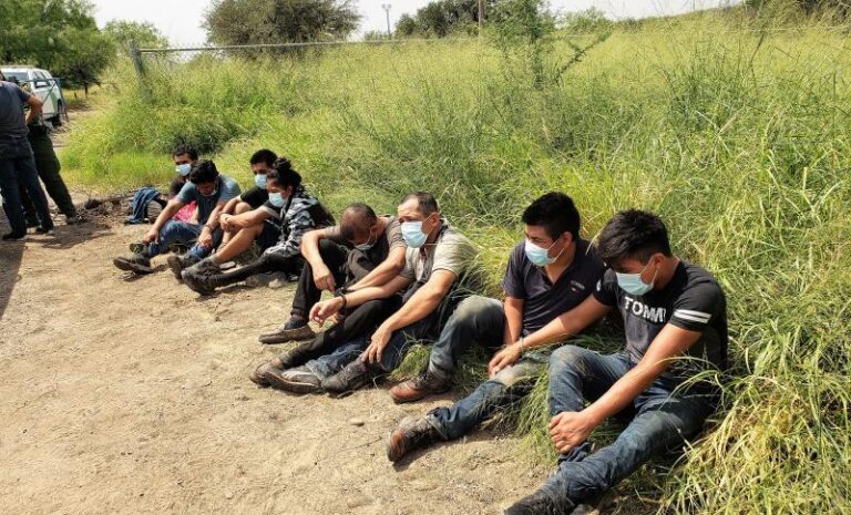 Reporter claimed border agents were ‘whipping’ migrants. The white house didn’t correct them - photo licensed by shore news network.