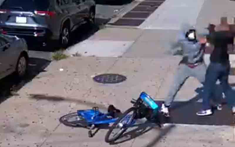 Watch: Man wanted for daylight beating, robbery in Brooklyn