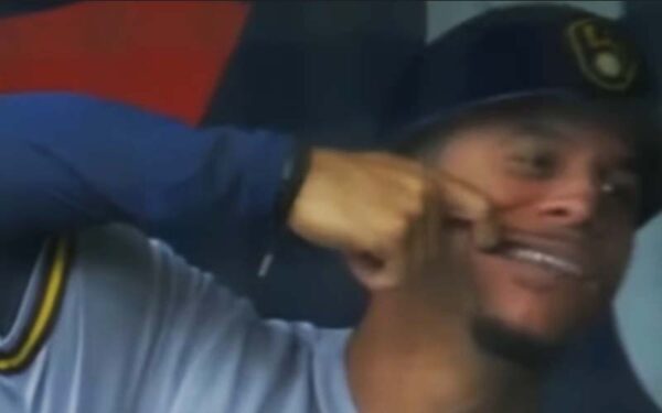 Outfielder fakes a home run to get the double play