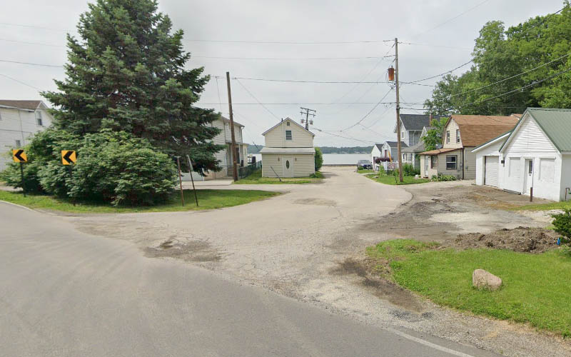 Teen rages after police tell him he can't swim in algae infested lake