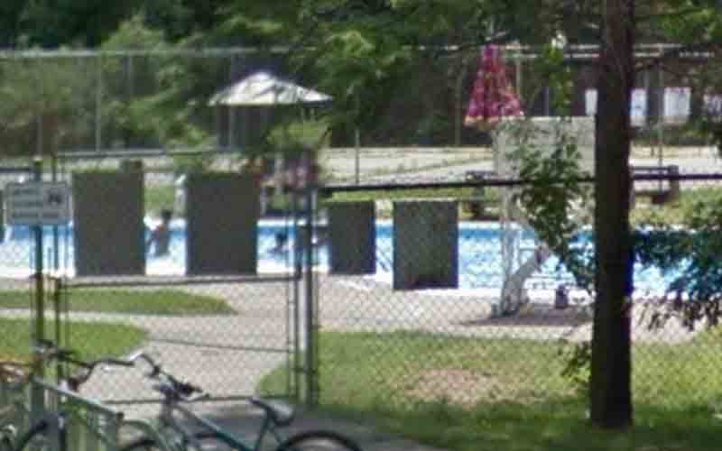 Dad of unruly kids return to pool with knife, bat to attack teen lifeguards who asked them to leave