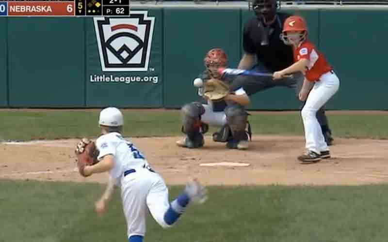 Injured Little Leaguer lays down one-handed bunt