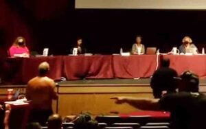 Man strips at school board meeting to promote wearing face masks