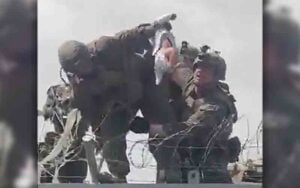 Video shows U.S. troops pulling Afghan baby over barbed wire airport wall Video shows US troops pulling Afghan baby over barbed wire airport wall
