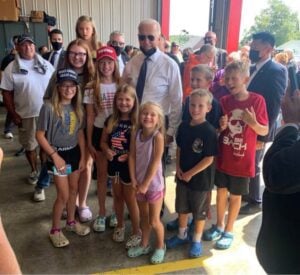 President Biden’s creepy, awkward unmasked moment with young children wearing Trump merch goes viral President Bidens creepy awkward unmasked moment with young children wearing Trump merch goes viral