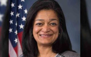 One of the top progressives in congress runs a 'horrible' and 'miserable' office as four staffers go public