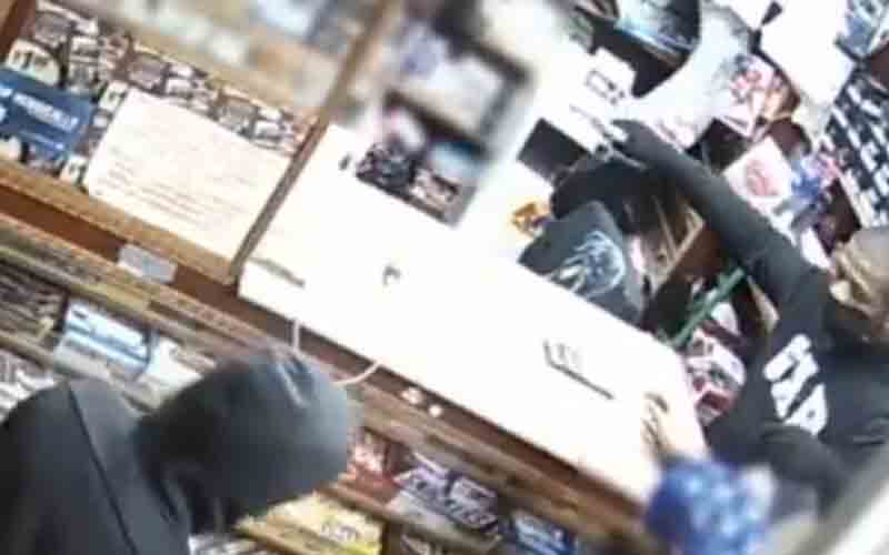 Two men robbed NYC bodega at gunpoint, but were complying with COVID-19 guidelines