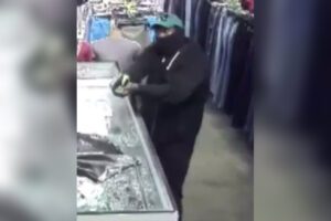 Philadelphia police searching for armed robbers in kensington section