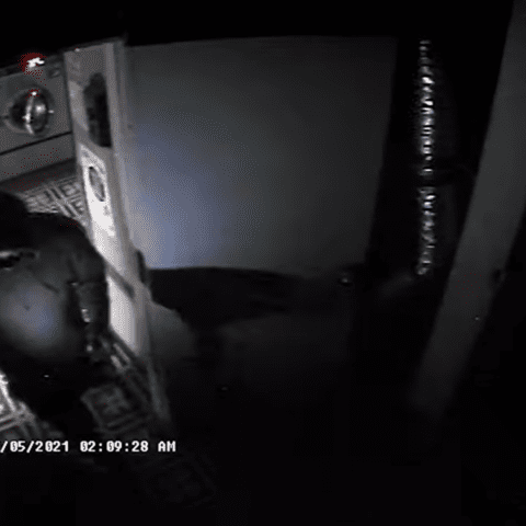 Northwest d. C. Suspects forcibly gain entry into laundromat - photo licensed by shore news network.