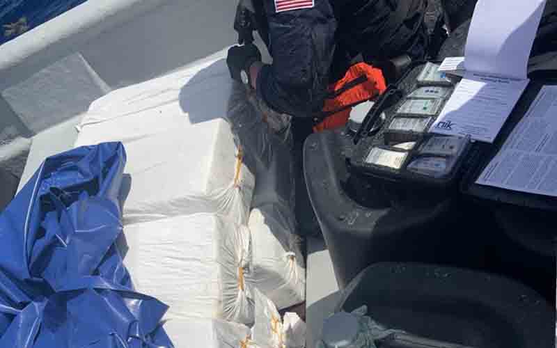 Smugglers caught moving 250 kilos of cocaine in the Caribbean