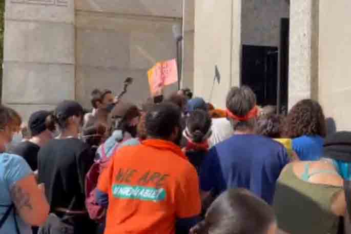 Climate protest turns violent as mob pushes past police to enter federal building