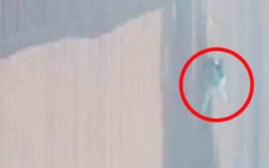 Child abandoned by human trafficker after lowering him over wall on rope