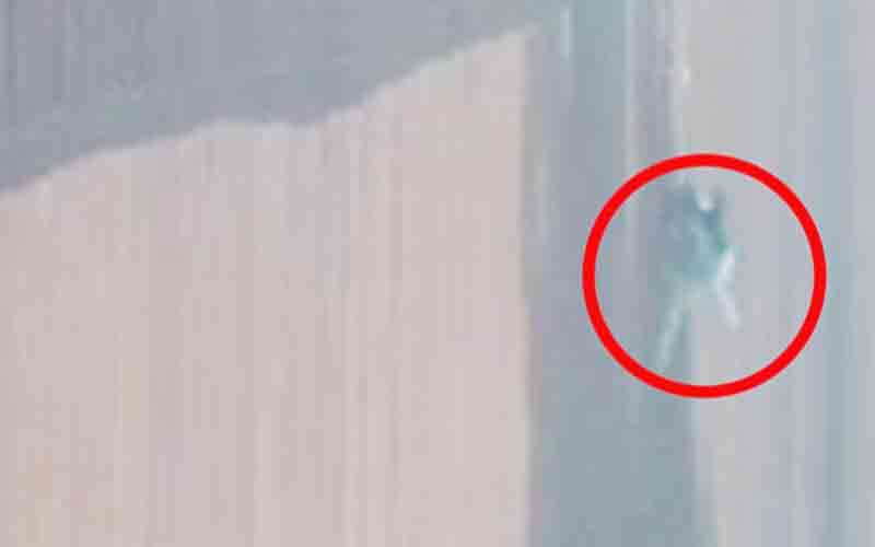 Child abandoned by human trafficker after lowering him over wall on rope