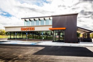 Hooters honors military on veterans day with free meal