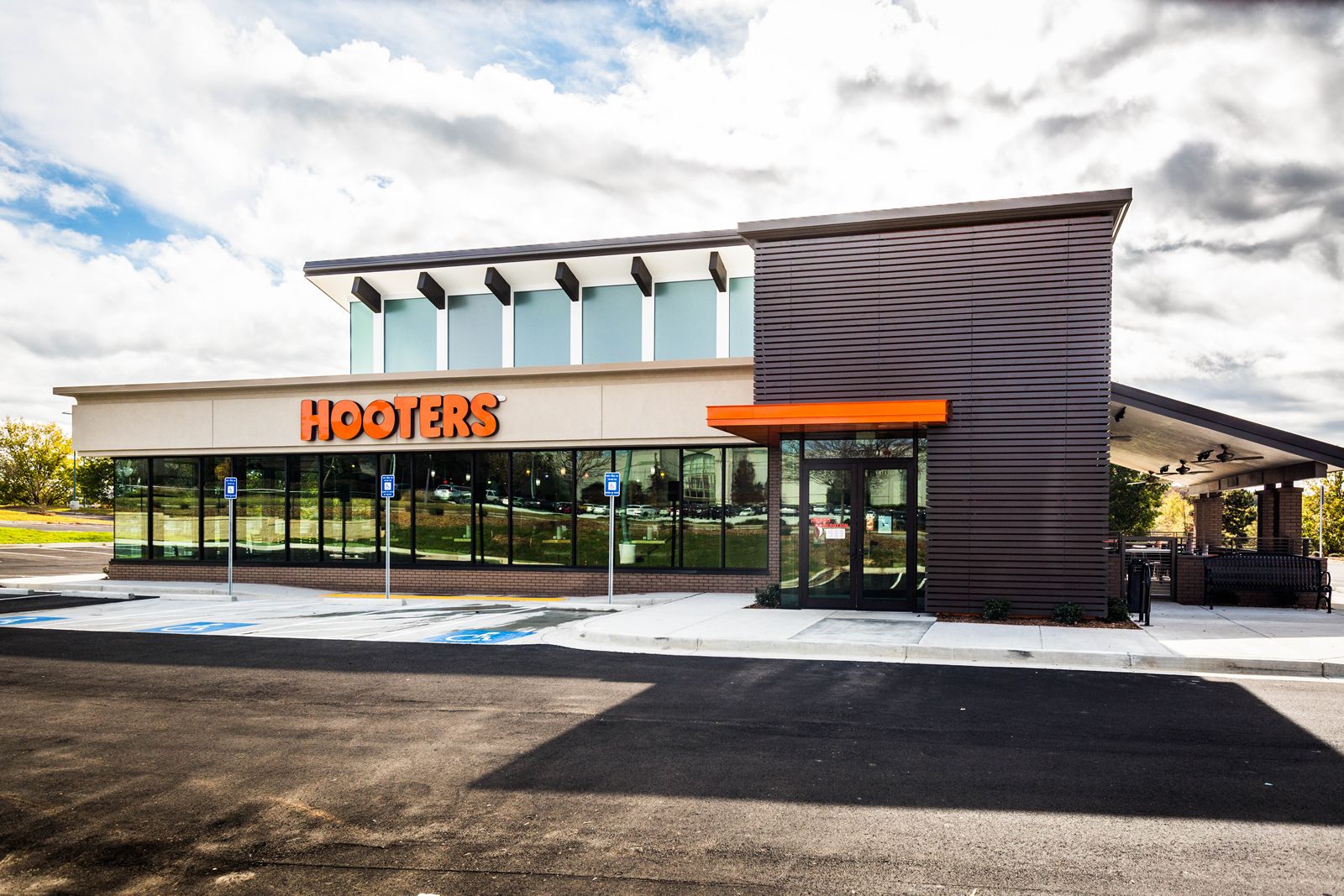 Hooters Honors Military on Veterans Day with Free Meal