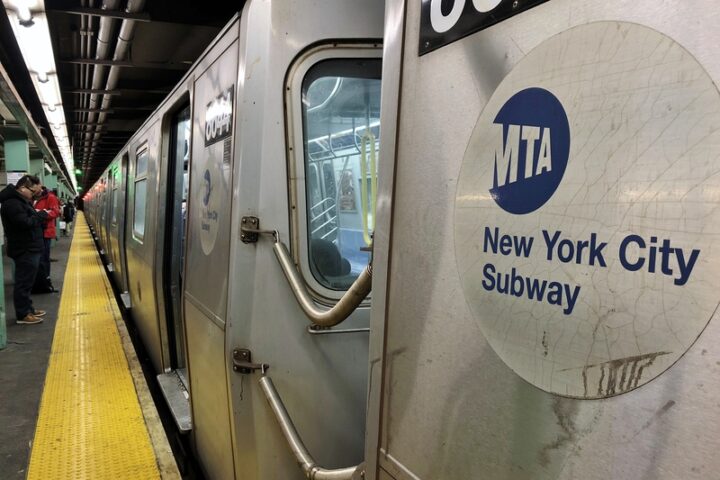 New York City MTA subway train - Photo 140157325 © Kit1nyc | Dreamstime.com