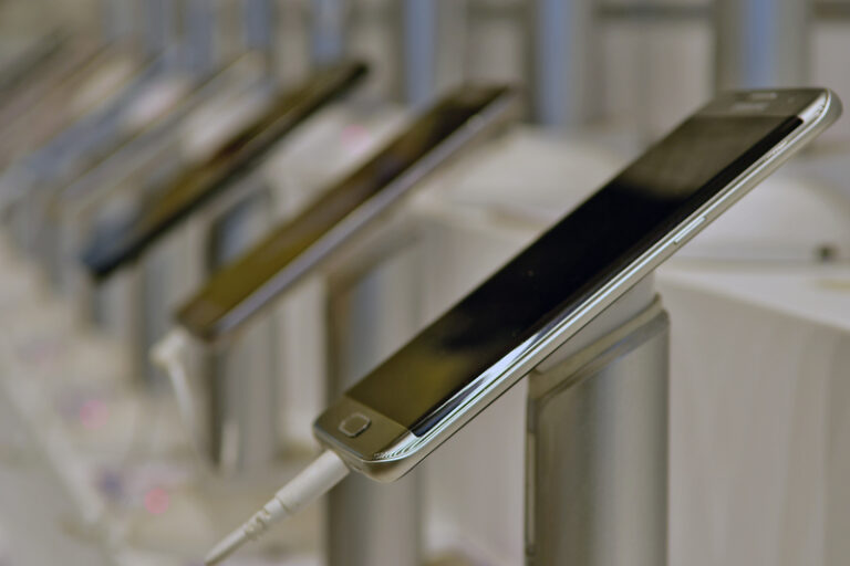 Kc man sentenced for $1 million conspiracy to steal 1,400 cell phones in dozens of burglaries - photo licensed by shore news network.