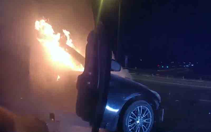 Watch as Police Officer rescues woman from burning car