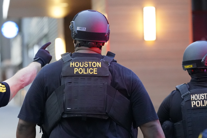 Ex-Boyfriend went to former girlfriend's apartment, greeted by her new lover, shot him dead