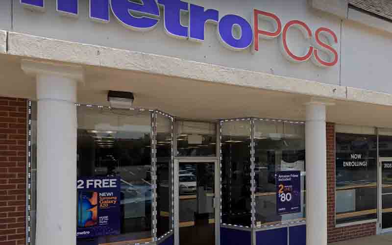 Police searching for Metro PCS armed robbery suspect