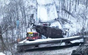 Five vehicles, including bus on bridge when it collapsed, Pittsburgh officials report Five vehicles including bus on bridge when it collapsed Pittsburgh officials report