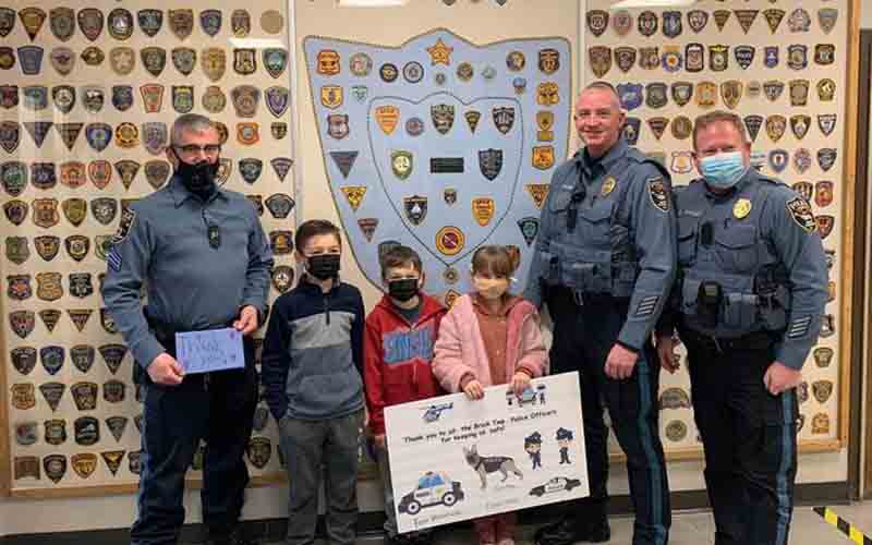 Elementary School Students deliver thank you cards to Brick Township Police Officers