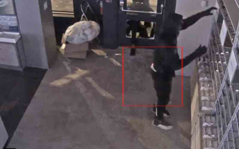 Police investigating burglary at Arlington Road LensCrafters store