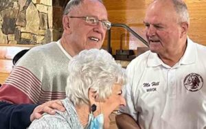 Mayor mo hill meets with greenbriar senior community residents after crippling property tax hike sweeps toms river, hitting town's elderly fix-income population