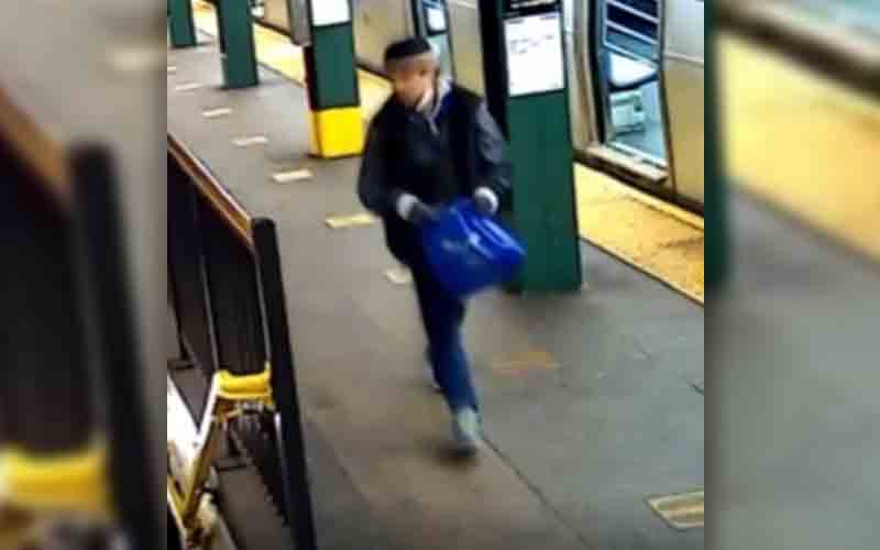 Watch: Woman robbed at knifepoint on New York's 'E' Train