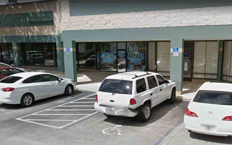 Mom left her malnourished month-old infant in car while she gambled inside arcade, police