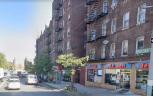 Man pulls gun on manhattan clerk after being asked to pay for food