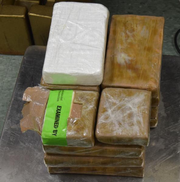 Oficiales de CBP de Brownsville Incautan $703,000 en Narcóticos en Tres Incautaciones Paquetes que contienen casi 32 libras de cocaina decomisada por oficiales de CBP en Puerto de Entrada de Brownsville.